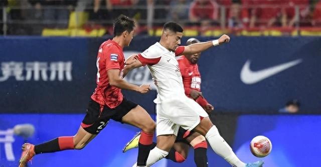 双方球队策略不同,一场场较量激发激烈角逐 双方球队策略不同,一场场较量激发激烈角逐