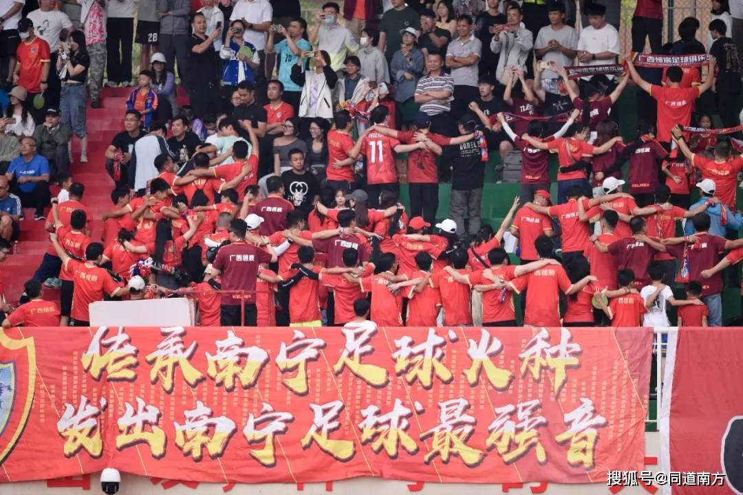 杏彩体育-利物浦球迷现场助威，激发球队夺冠斗志的简单介绍