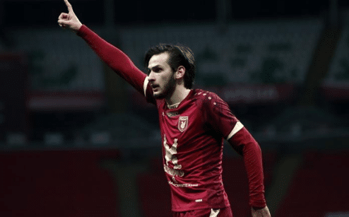 关于河床球迷现场助威，激发球队夺冠斗志的信息