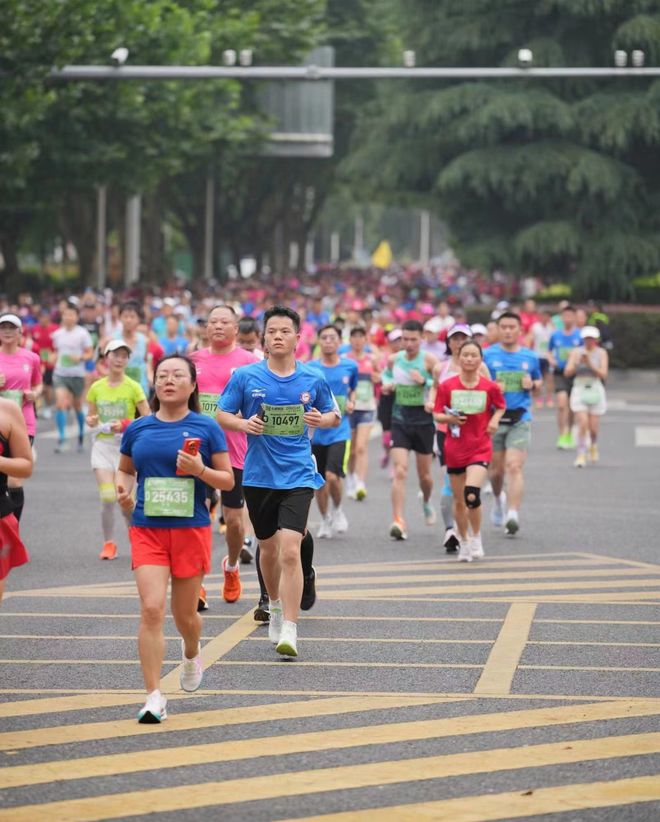 杏彩体育网站-沸腾的赛事现场掀起激情狂欢，球迷欢呼雀跃的简单介绍