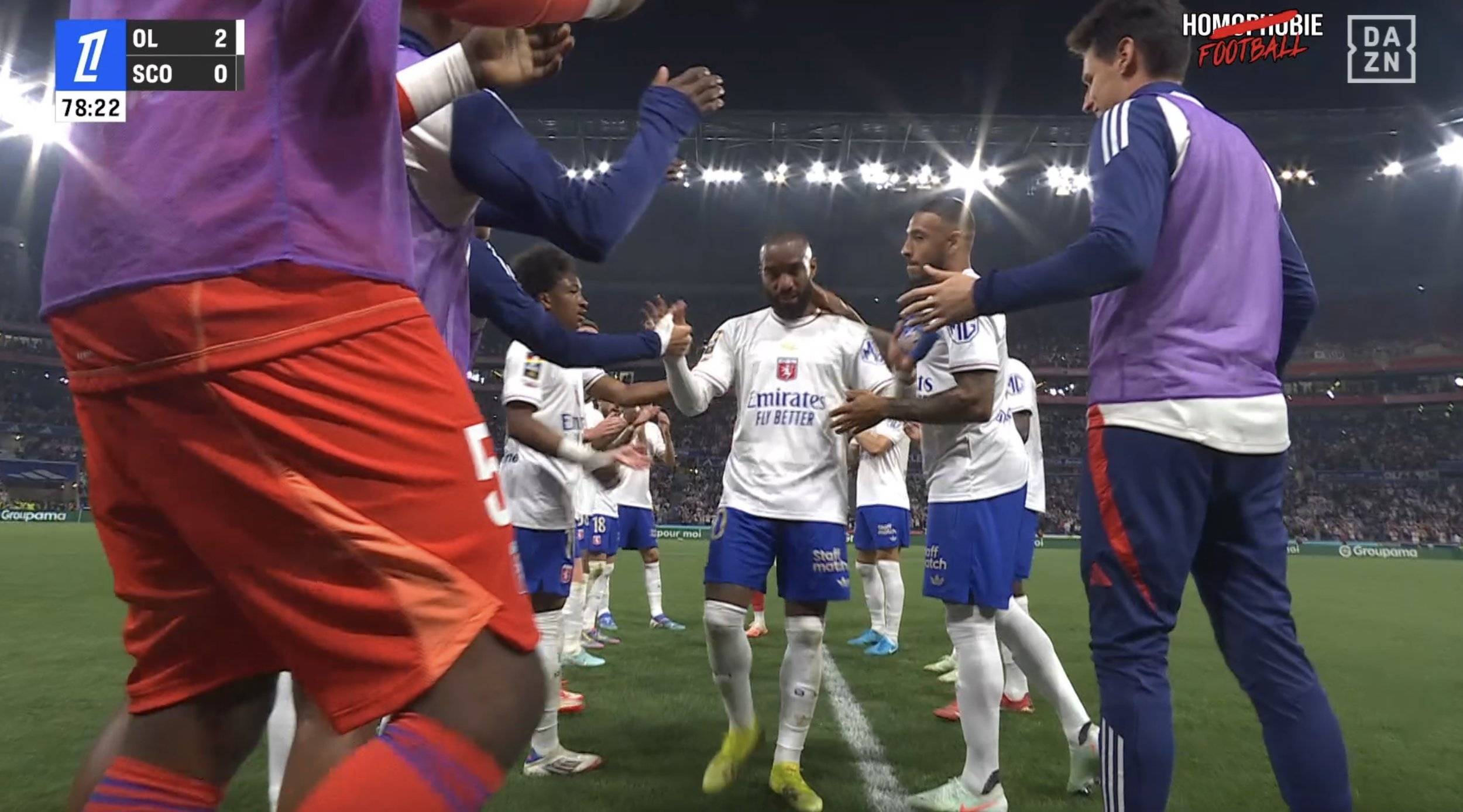 包含里昂足球俱乐部球迷庆祝俱乐部成立百周年的词条