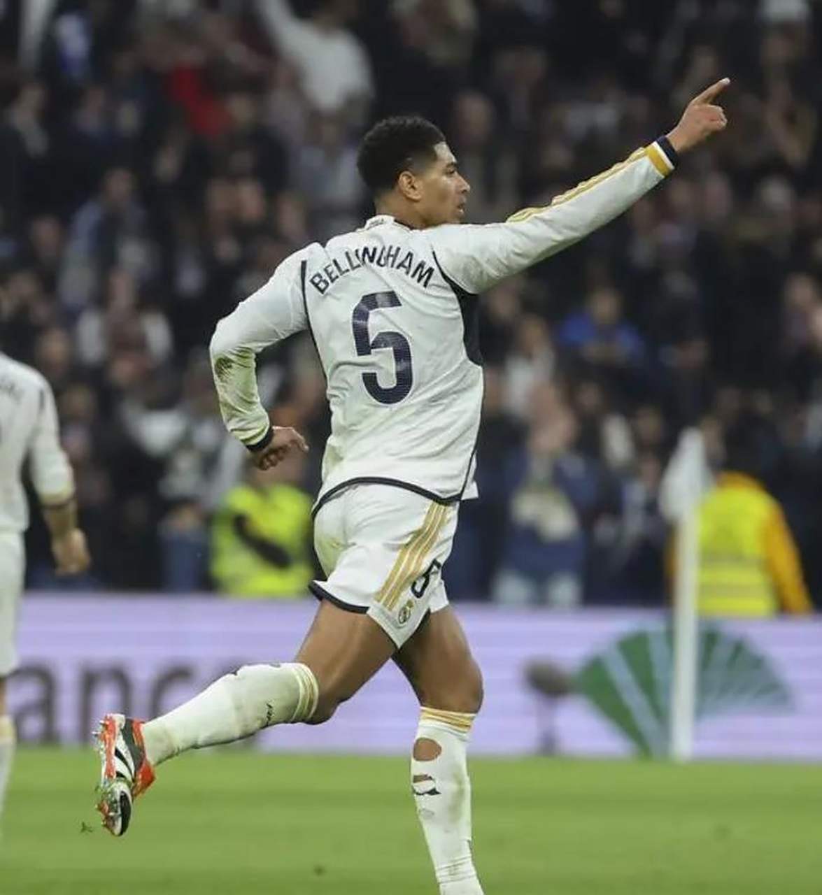 杏彩体育平台-贝尔重回皇马首发，发挥出色助球队连胜