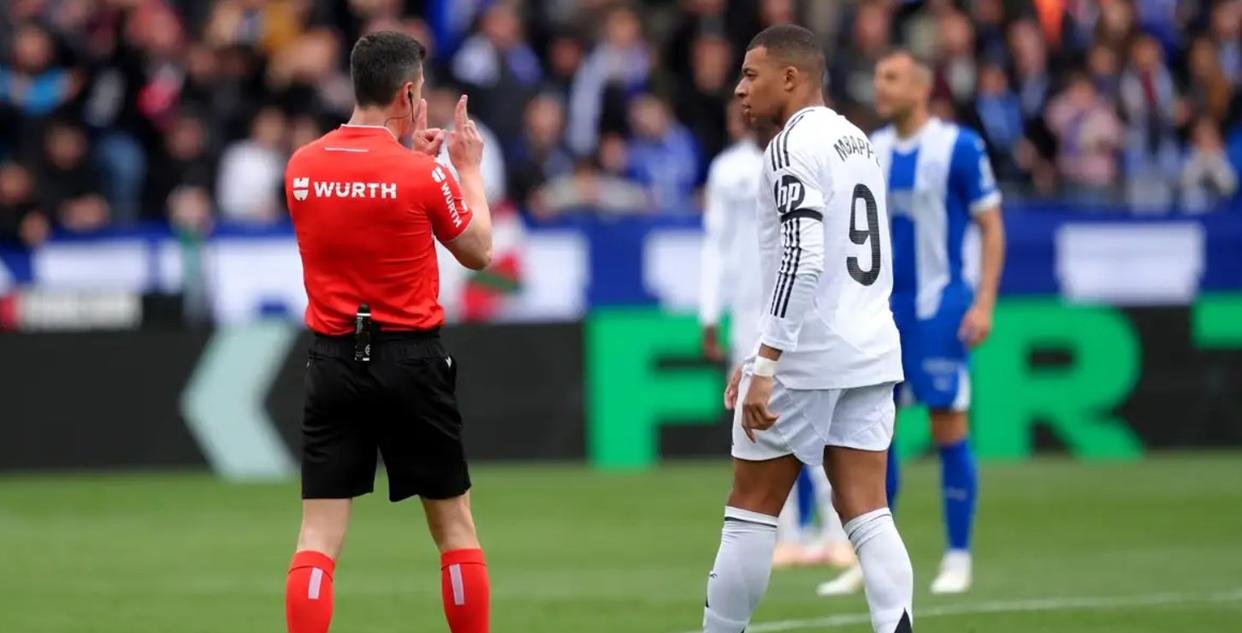 关于齐达内怒斥裁判,皇马客场战平阿拉维斯的信息 关于齐达内怒斥裁判,皇马客场战平阿拉维斯的信息