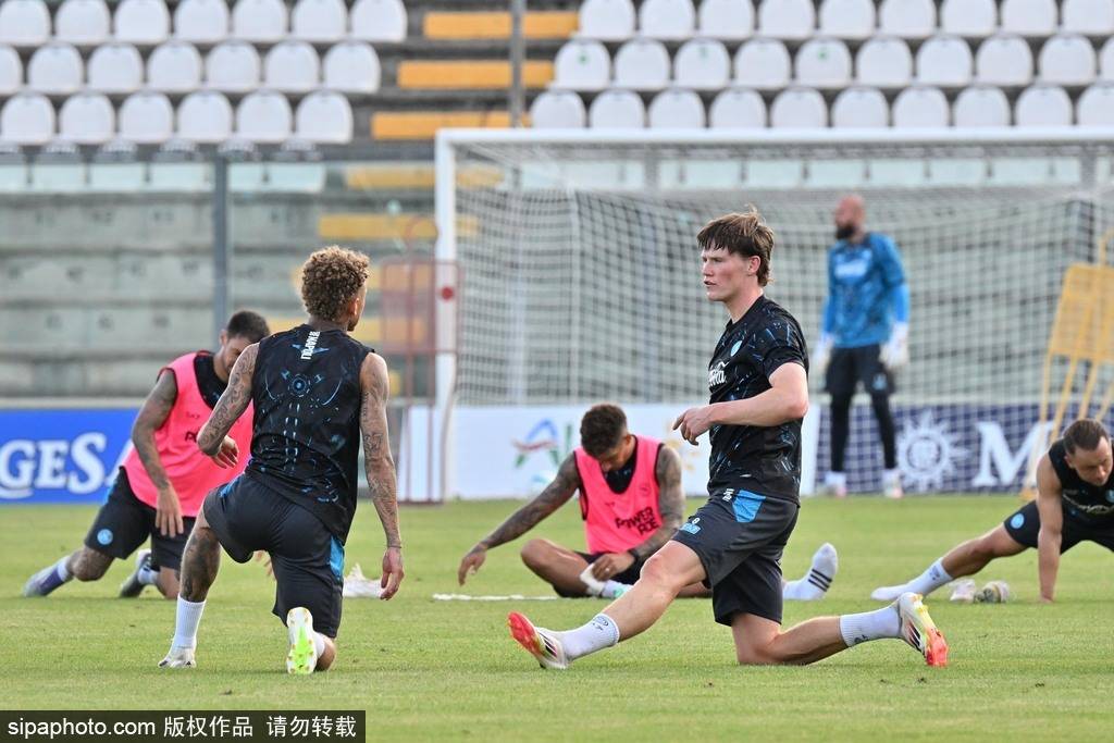 包含萨索洛客场力克维罗纳，取得关键胜利的词条