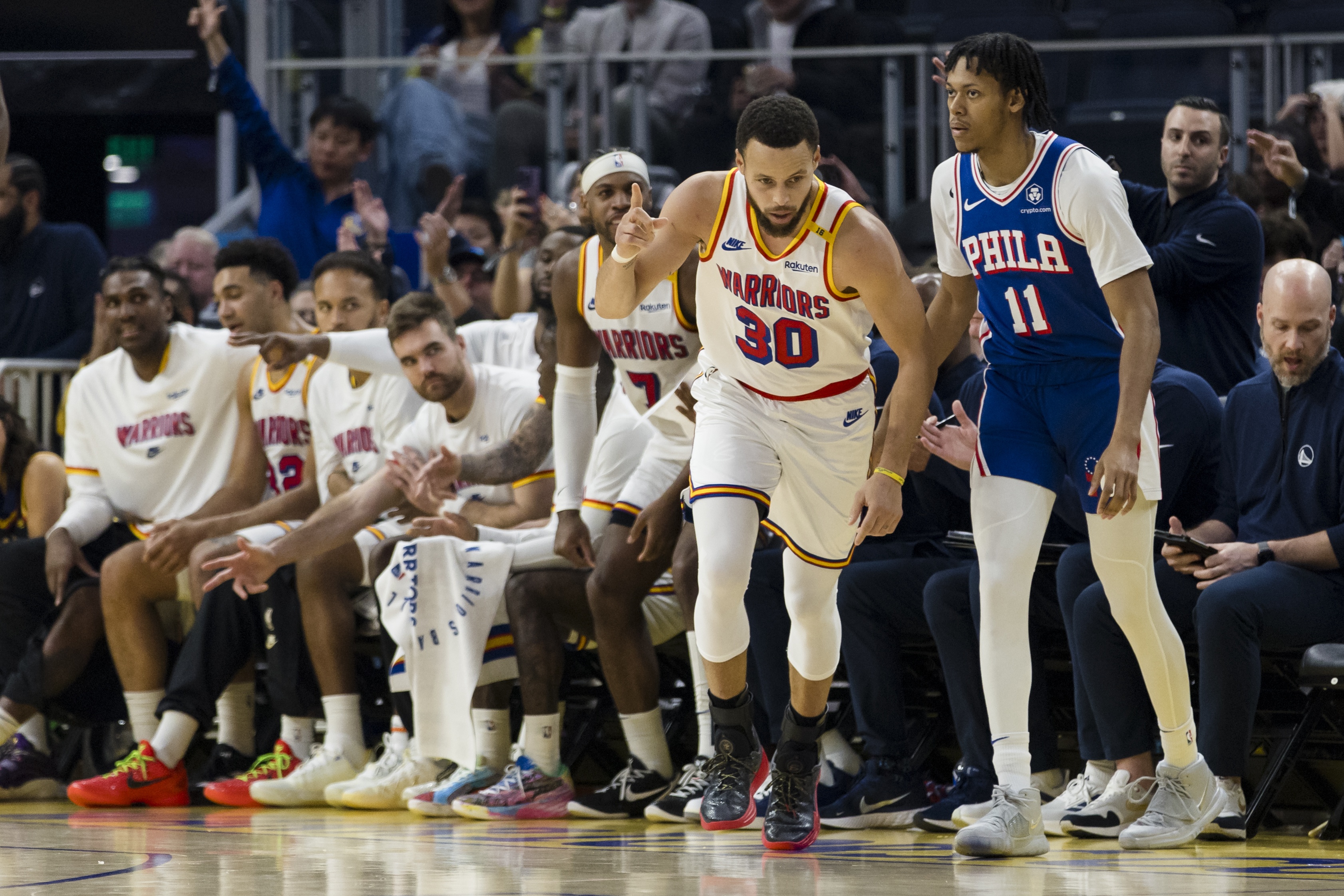 包含勇士主场大胜勇士，系列赛3-3平的词条