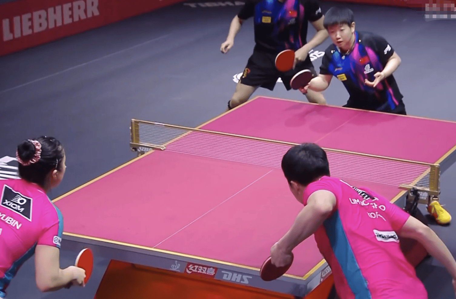 包含比赛中出现了精彩的对决，最终的胜利者是这位运动员的词条