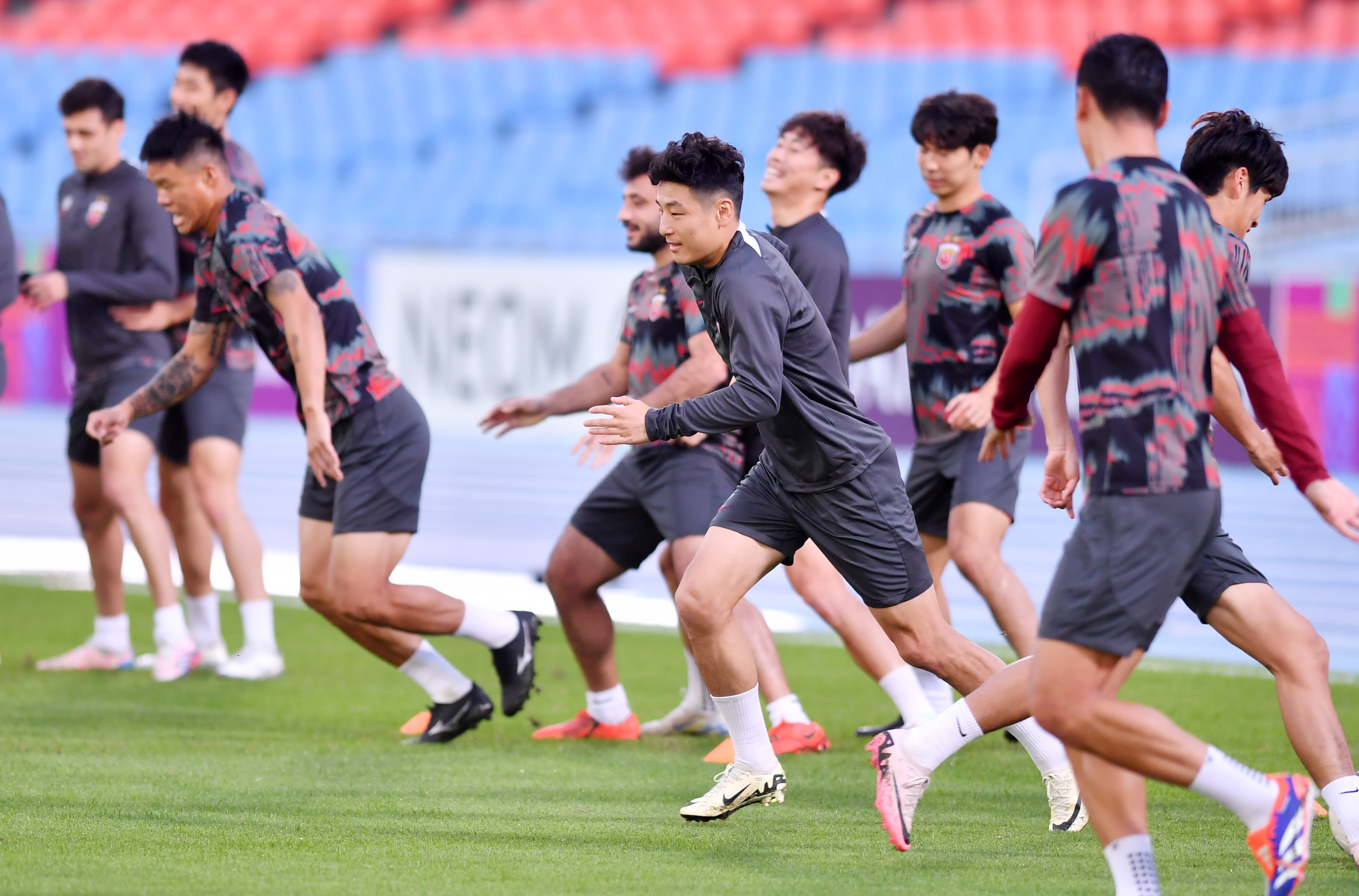 杏彩体育中国官网-上海队备战季后赛，球员状态稳定