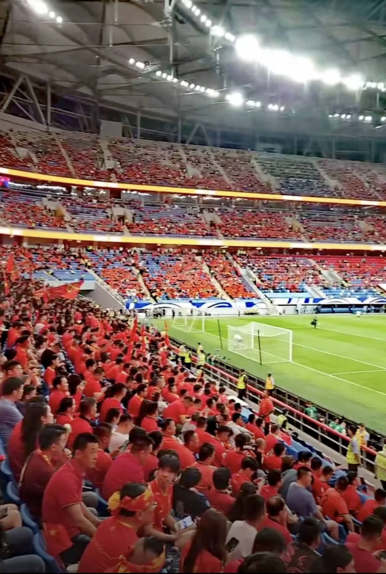 比赛中掀起人气高潮,球场氛围火热 比赛中掀起人气高潮,球场氛围火热