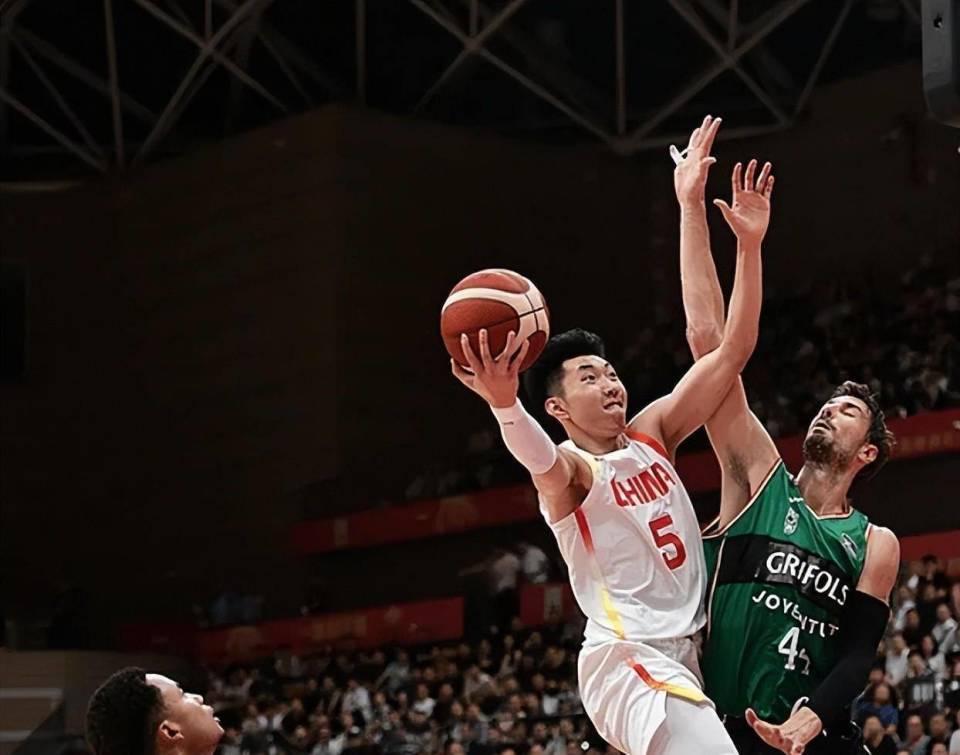 深圳男篮后卫发挥大爆发,击败北京队保持领先 深圳男篮后卫发挥大爆发,击败北京队保持领先