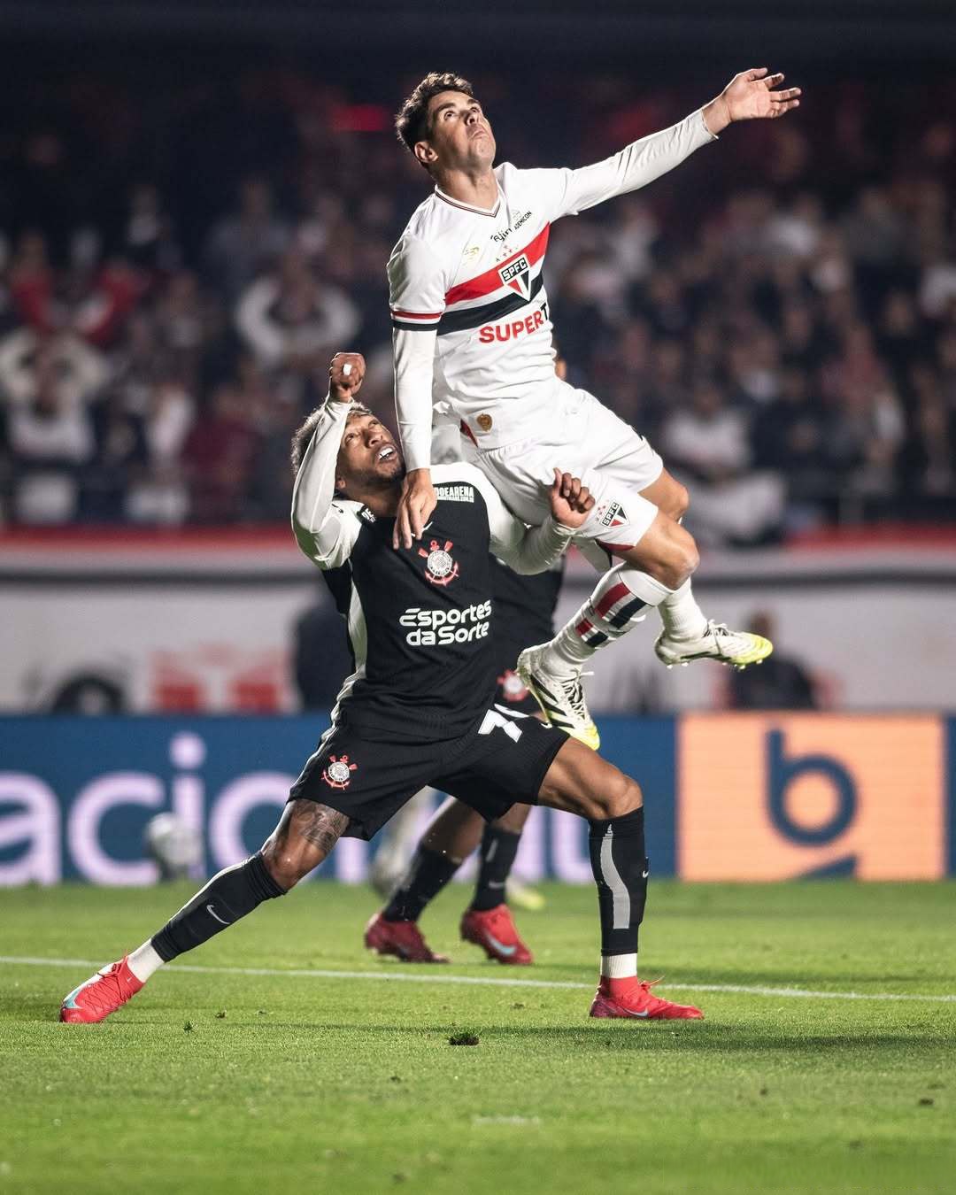 关于阿贾克斯在欧国联比赛中客场取胜巴黎圣日耳曼的信息