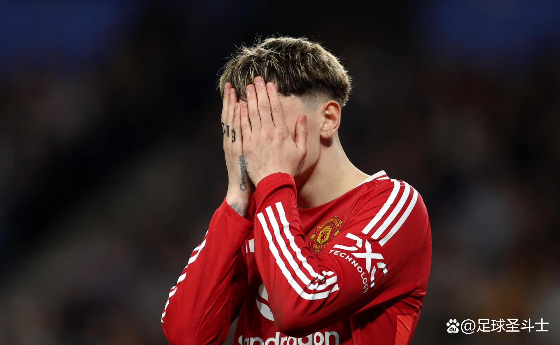 杏彩体育官网-曼联低迷丢球遭遇挫败，遭遇连败阴云的简单介绍